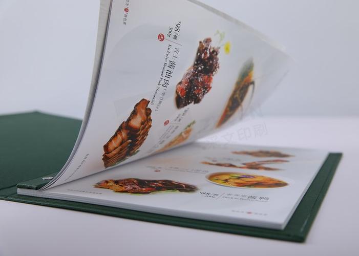 330x250mm规格尺寸:300g铜版纸双面哑膜内页纸张:热压激凸裱糊表面