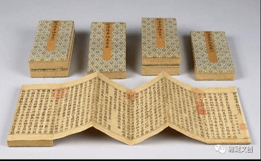 卷轴长纸作底,将书叶错开如鳞,刷糊裱贴于卷上,翻阅方便,舒卷自如.4